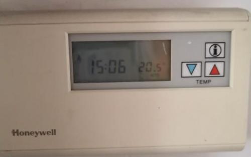 Prostorový termostat Honeywell CM 41 - zavřený