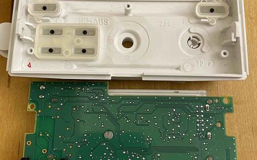 Zadní strana PCB prostorového regulátoru Junkers -> typ FR 120