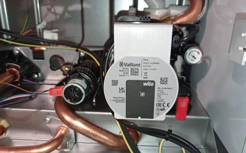 Čerpadlo a přepouštěcí ventil plynového kotle Vaillant ecoTEC pro 