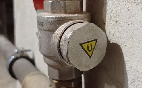 Kulový ventil s magnetem a filtrem - boční pohled